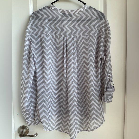 a.n.a Gray and White Chevron Sheer top. Sz Large - Picture 2 of 6